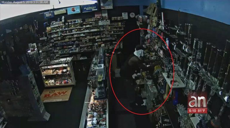 La policía busca al hombre que robo dinero de la caja de una tienda de cigarrillos y artículos para fumadores