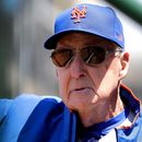 ARCHIVO - Phil Regan, coach de lanzadores de los Mets de Nueva York, mira al campo previo al partido de béisbol de Grandes Ligas contra los Cachorros de Chicago, el 22 de junio de 2019, en Chicago. (AP Foto/Nam Y. Huh, Archivo)