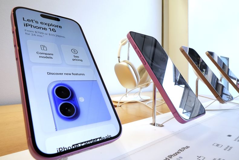 Exhibición del iPhone 16 en una Apple Store en Pittsburgh el 12 de enero de 2025. (AP Foto/Gene J. Puskar, Archivo)