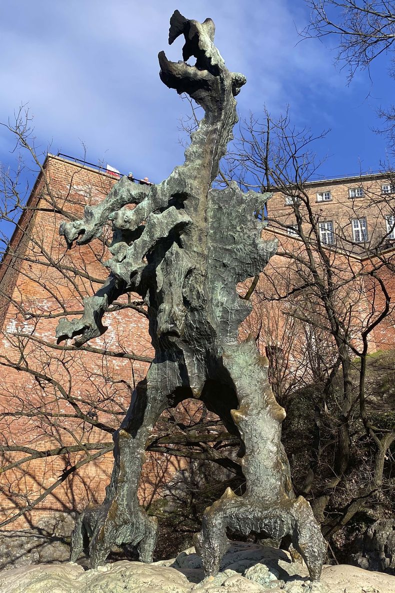 La escultura de dragón en Cracovia, Polonia, el 29 de enero del 2025. (AP foto/Krzysztof Wojdowski)