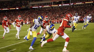 Chiefs pelean para superar a unos golpeados Rams
