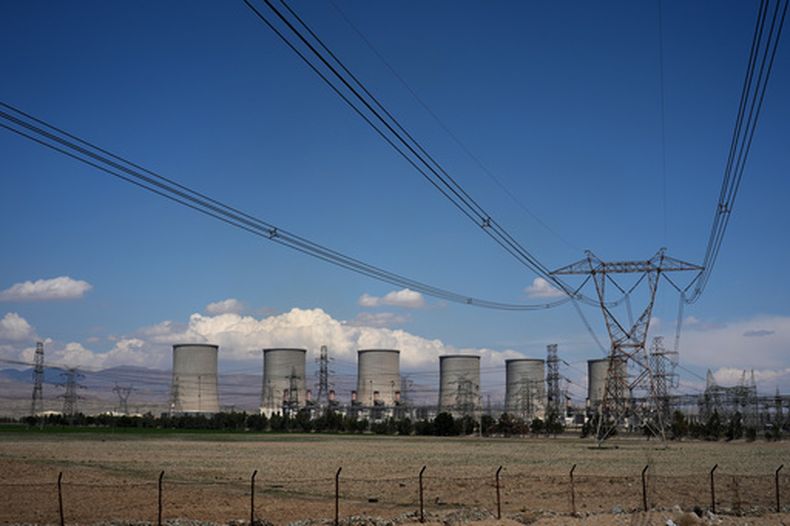 La central eléctrica Damavand vista desde un camino cercano en las afueras de Teherán, Irán, el martes 7 de abril de 2026. (AP Foto/Francisco Seco)