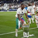 ARCHIVO - El defensor David Alaba del Real Madrid posa con el trofeo tras la victoria ante Liverpool en la final de la Liga de Campeones, el 28 de mayo de 2022, en París. (AP Foto/Kirsty Wigglesworth)