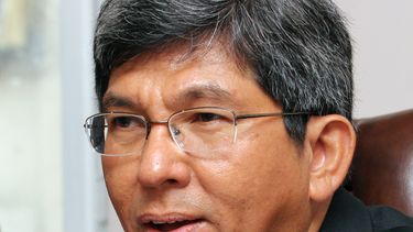 americateve | ARCHIVO - Foto de archivo, 21 de noviembre de 2005, de Yaacob Ibrahim, actualmente ministro de Informaci&oacute;n de Singapur. Un libro infantil inspirado en la historia real de dos ping&uuml;inos machos que cr&iacute;an un polluelo en el zool&oacute;gico