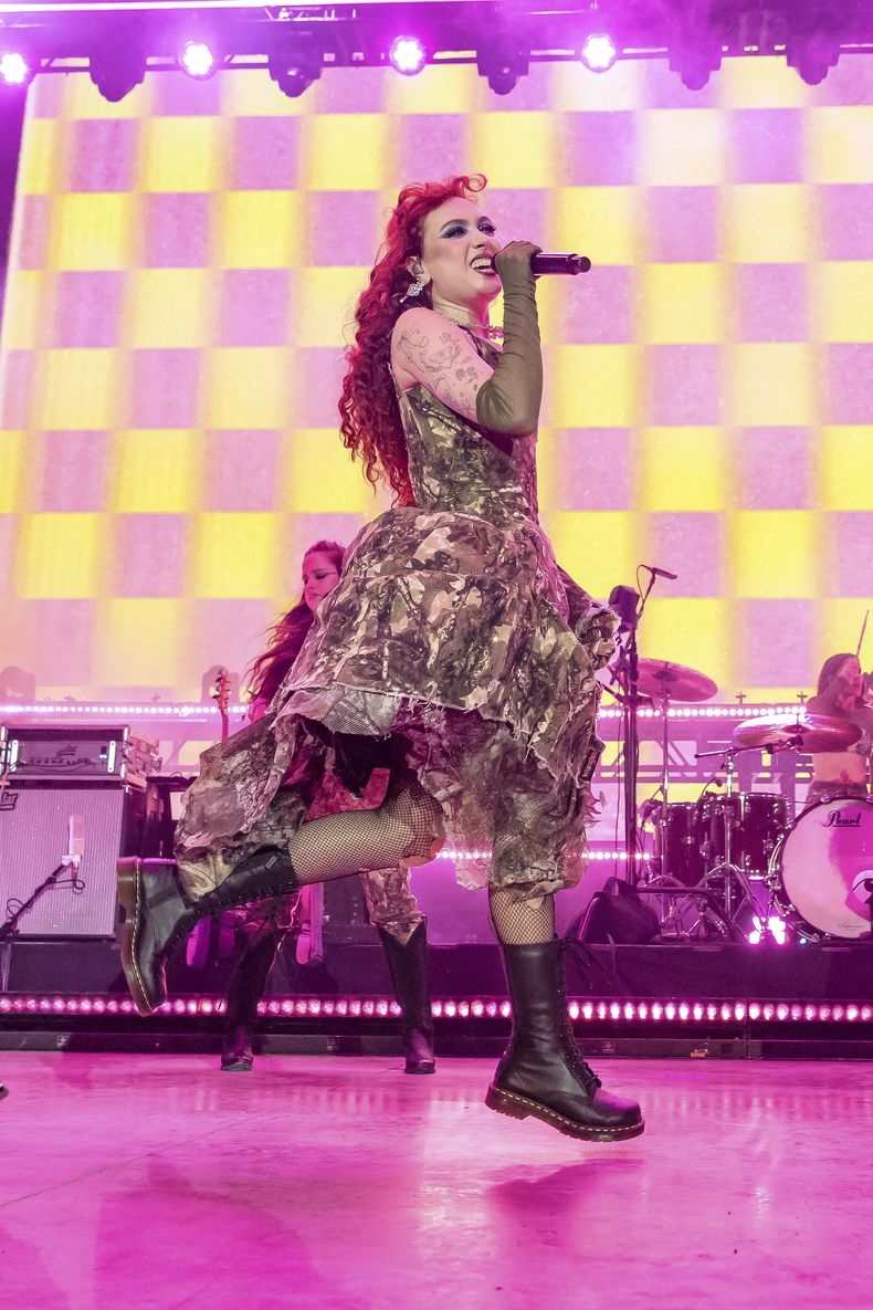 Chappell Roan actúa durante The Midwest Princess Tour el martes 1 de octubre de 2024 en el anfiteatro FirstBank en Franklin, Tennessee. (Foto Amy Harris/Invision/AP)