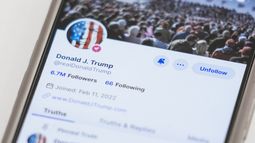 ARCHIVO - Un celular enseña la cuenta del expresidente Donald Trump en la aplicación Truth Social, miércoles 20 de marzo de 2024, en Nueva York. (AP Foto/John Minchillo, Archivo)