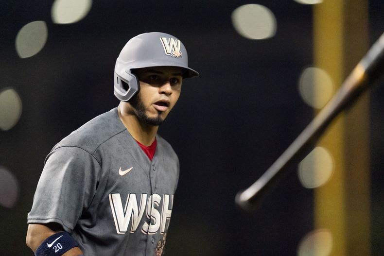 El venezolano Keibert Ruiz, de los Nacionales de Washington, arroja el bate luego de conectar un jonrón ante los Atléticos de Oakland, el sábado 12 de agosto de 2023, (AP Foto/Stephanie Scarbrough)