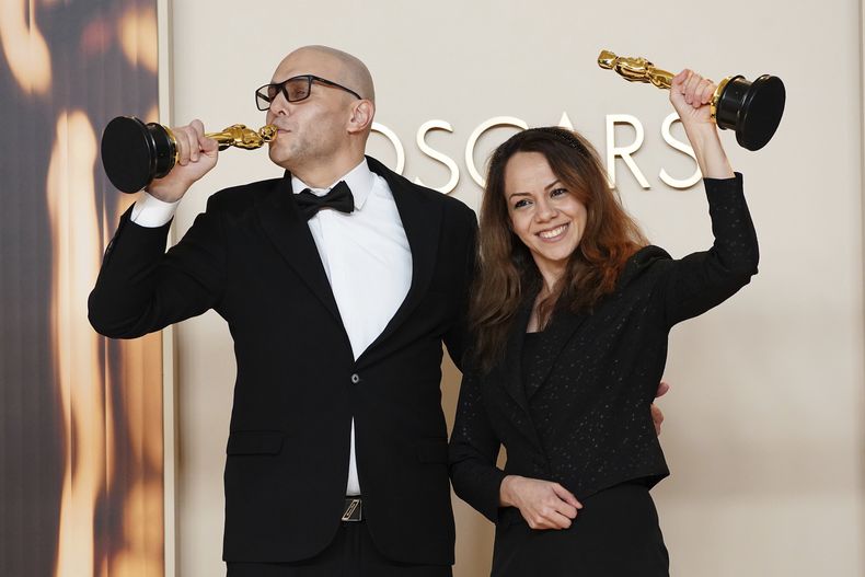 Shirin Sohani, izquierda, y Hossein Molayemi, ganadores del premio al mejor corto animado por In the Shadow of the Cypress, posan en la sala de prensa de los Oscar el domingo 2 de marzo de 2025 en el Dolby Theatre de Los Ángeles. (Foto Jordan Strauss/Invision/AP)