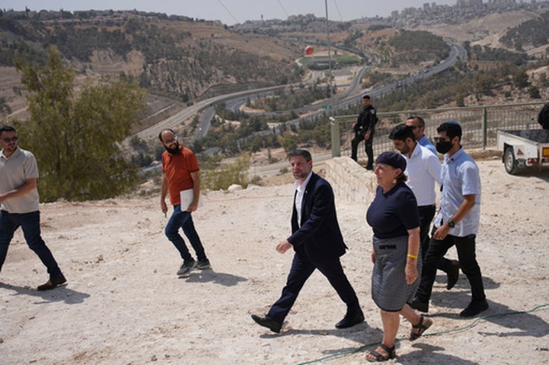 El ministro de Finanzas israelí Bezalel Smotrich cerca del asentamiento de Maale Adumim en Cisjordania, el 14 de agosto del 2025. (AP foto/Ohad Zwigenberg)
