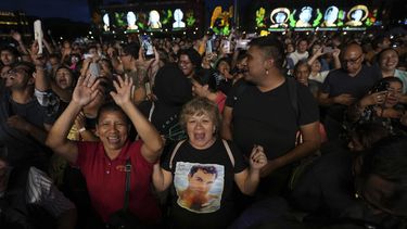 Fans de Juan Gabriel cantan durante una proyección de uno de sus conciertos en el Zócalo, la plaza principal de la Ciudad de México, el domingo 22 de septiembre de 2024. (Foto AP/Fernando Llano)