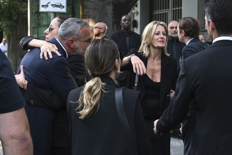 El personal de Giorgio Armani Spa se reúne afuera del Armani/Teatro en Milán, en el norte de Italia, después de que saliera el coche fúnebre con el ataúd del diseñador Giorgio Armani, quien murió el jueves a los 91 años, el domingo 7 de septiembre de 2025. (Foto AP/Nicola Marfisi)