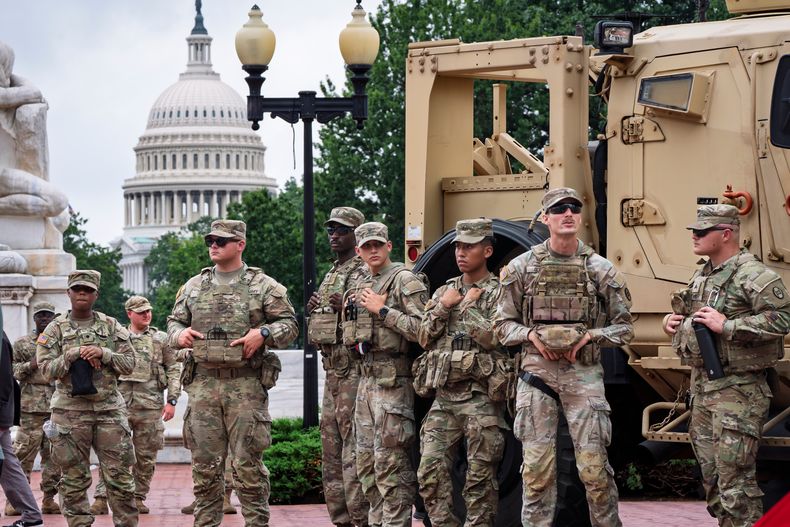 Tropas de la Guardia Nacional se congregan en la entrada de Union Station en Washington, el 20 de agosto de 2025. (AP Foto/J. Scott Applewhite, archivo)