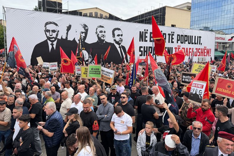 Una protesta en contra de la decisión de una corte internacional de declarar culpables de crímenes de guerra a líderes de Kosovo, en Pristina, Kosovo, el 12 de septiembre del 2026. (AP foto/Zana Cimili)