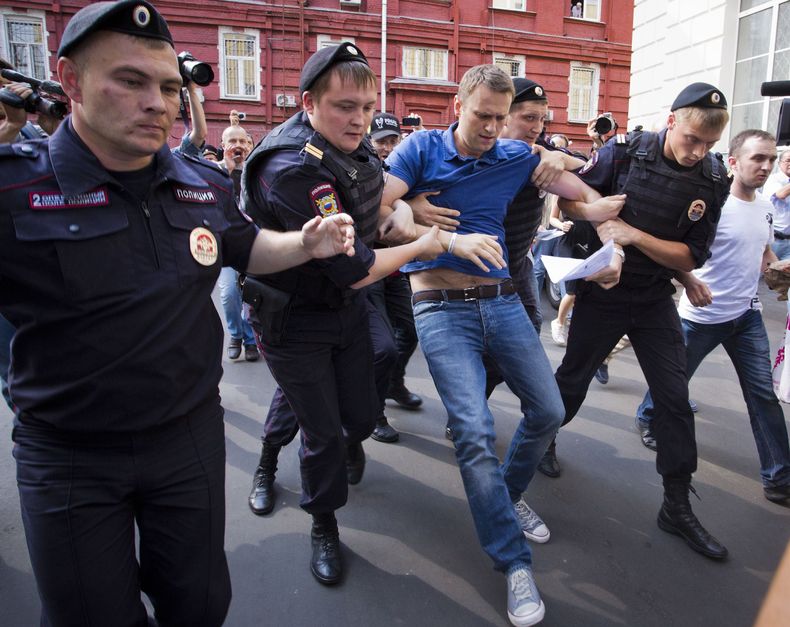 Archivo - Varios policías detienen al líder opositor ruso Alexei Navalny (centro) en Moscú, Rusia, el 10 de julio de 2013. (AP Foto/Evgeny Feldman, Archivo)