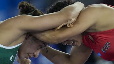 La mexicana Mariana Díaz y la colombiana Allisson Cardozo se enfrentan en la categoría de 50 kilogramos de la lucha, estilo libre, el viernes 30 de junio de 2023, en los Juegos Centroamericanos y del Caribe de San Salvador (AP Foto/Arnulfo Franco)