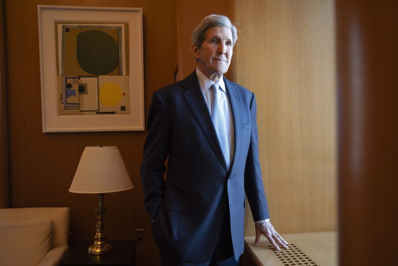 John Kerry, enviado especial presidencial de Estados Unidos para el clima, posa para una fotografía durante una entrevista con The Associated Press en su oficina en el Departamento de Estado, el martes 6 de febrero de 2024, en Washington. (AP Foto/Jacquelyn Martin)
