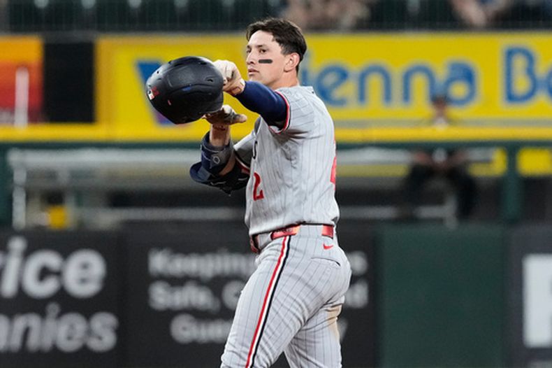 Brooks Lee, de los Mellizos de Minnesota, festeja luego de pegar un doble en el undécimo inning del encuentro ante los Medias Blancas de Chicago, el martes 26 de mayo de 2026 (AP Foto/Nam Y. Huh)