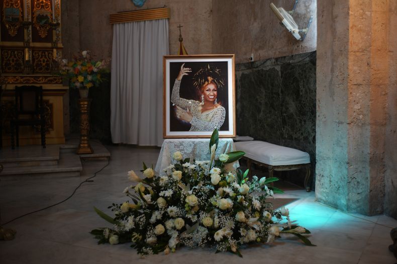 Una imagen enmarcada de la fallecida cantante Celia Cruz se exhibe en la iglesia Virgen del Cobre o Nuestra Señora de la Caridad, donde se celebró una misa conmemorativa por el centenario de su nacimiento en La Habana, el martes 21 de octubre de 2025. (Foto AP/Ramon Espinosa)