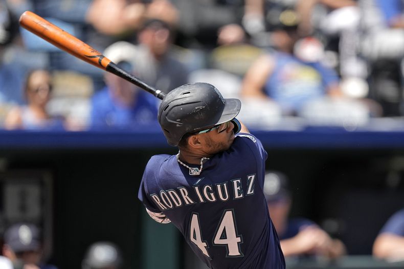 Julio Rodríguez de los Marineros de Seattle conecta un sencillo remolcador ante los Reales de Kansas City, el jueves 17 de agosto de 2023, en Kansas City, Missouri. (AP Foto/Charlie Riedel)