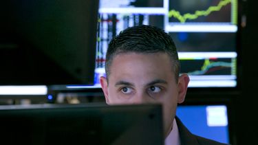 americateve | El corredor de bolsa Michael Cacace labora en el piso de la Bolsa de Valores de Nueva York el martes 5 de agosto de 2014. (Foto AP/Richard Drew)
