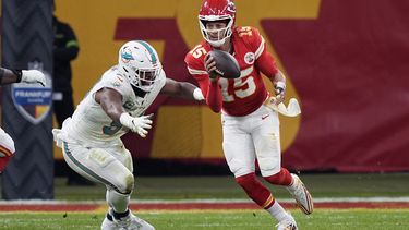 El quarterback de los Chiefs de Kansas City Patrick Mahomes intenta evitar al tacle defensivo de los Dolphins de Miami Christian Wilkins en el encuentro del domingo 5 de noviembre del 2023 en Frankfurt, Alemania. (AP Foto/Martin Meissner)