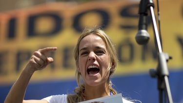 americateve | Lilian Tintori, esposa del l&iacute;der opositor preso Leopoldo L&oacute;pez, habla durante un acto en Caracas, 22 de febrero de 2014. Tintori dijo a la Associated Press el lunes 24 de febrero de 2014 que su esposo no cree en la viabilidad de la conferenc