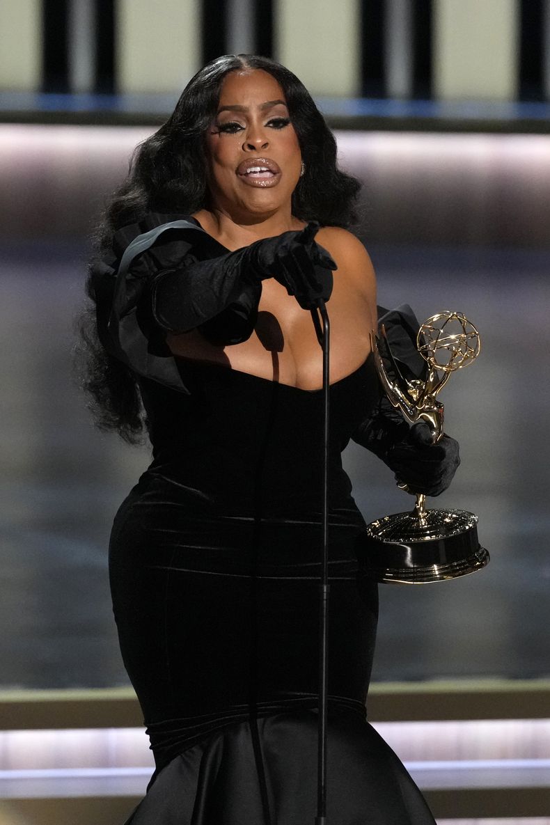 Niecy Nash-Betts recibe el premio a mejor actriz de reparto en una serie limitada, antología o película para televisión por Dahmer – Monster: The Jeffrey Dahmer Story en la 75ª edición de los Premios Emmy el lunes 15 de enero de 2024 en el Teatro Peacock de Los Ángeles. (Foto AP/Chris Pizzello)