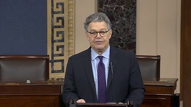 Renuncia senador Franken tras denuncias de agresión sexual