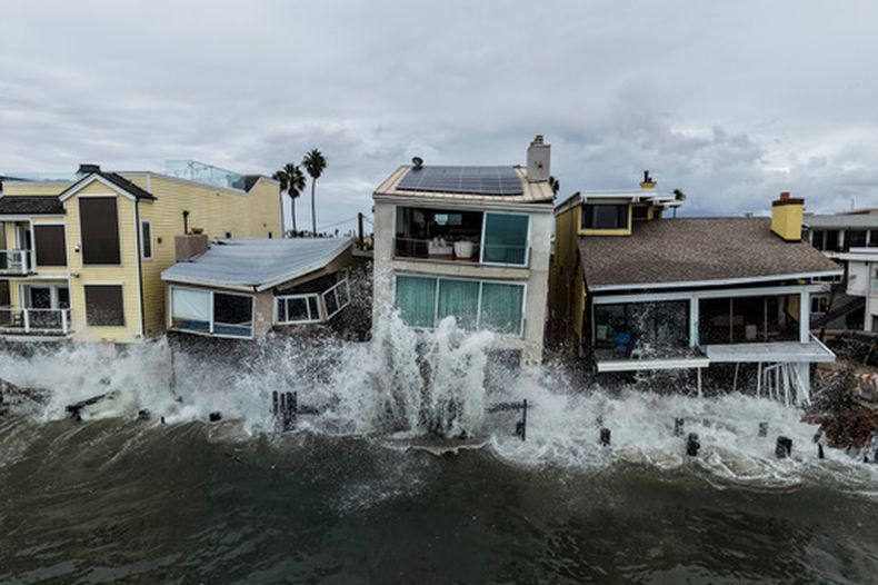 Oleaje provocado por el ciclón postropical Rachel golpea viviendas frente a la playa el lunes 12 de octubre de 2026, en Long Beach, California. (AP Foto/Jae C. Hong)