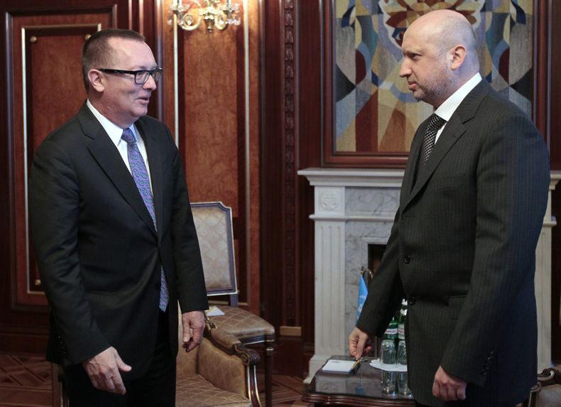 El subsecretario general de las Naciones Unidas para los Asuntos Pol&iacute;ticos Jeffrey Feltman, izquierda, con el presidente ucraniano en funciones Oleksandr Turchynov en Kiev, Ucrania, el mi&eacute;rcoles 7 de mayo del 2014. (Foto AP/Sergei Chuzavkov)