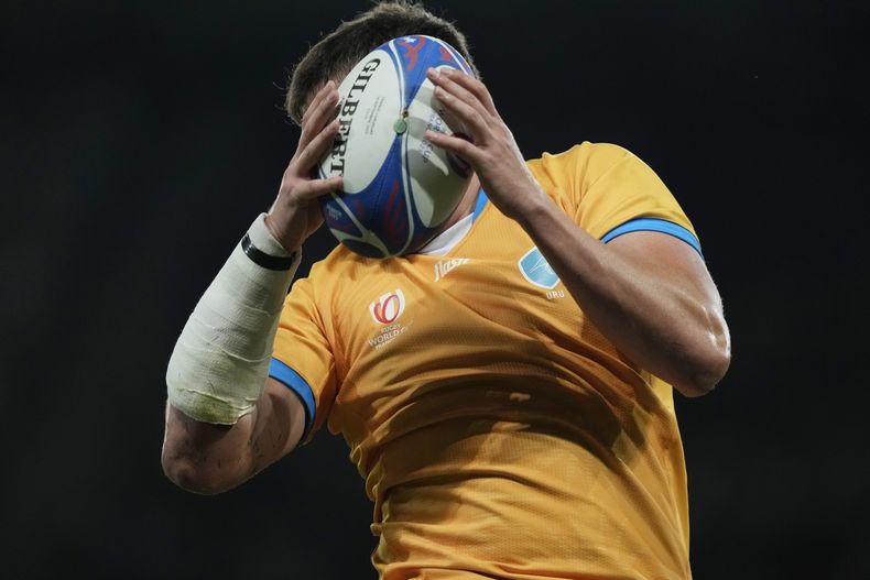 Ignacio Dott, de la selección de Uruguay, atrapa el balón durante un partido ante Francia en el Mundial de rugby, el jueves 14 de septiembre de 2023, en Villeneuve-dAscq (AP Foto/Thibault Camus)