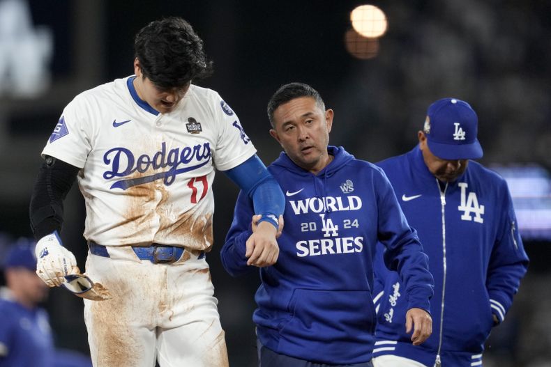 El japonés Shohei Ohtani, de los Dodgers de Los Ángeles, abandona el terreno tras lastimarse en el segundo juego de la Serie Mundial ante los Yankees de Nueva York, el sábado 26 de octubre de 2024 (AP Foto/Ashley Landis)