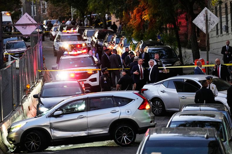 Agentes del orden en el lugar de un tiroteo, el jueves 8 de octubre de 2026, en Nueva York. (AP Foto/Seth Wenig)