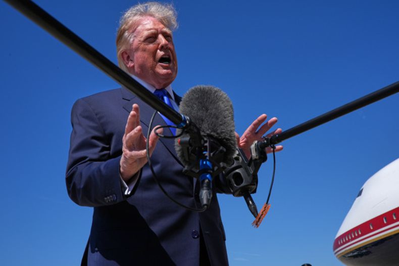 El presidente Donald Trump habla con la prensa después de que la rampa inflable de emergencia del avión presidencial antes de la llegada del mandatario a la Base Conjunta Andrews, el miércoles 9 de septiembre de 2026, en Maryland. (AP Foto/Jacquelyn Martin)
