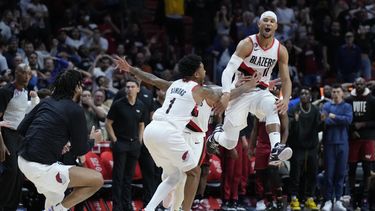 Con triple de Hart, Blazers vencen 110-107 al Heat
