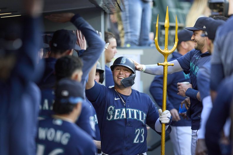 Ty France, de los Marineros de Seattle, festeja en la cueva luego de conseguir un jonrón solitario en el sexto inning del juego ante los Atléticos de Oakland, el jueves 25 de mayo de 2023 (AP Foto/John Froschauer)