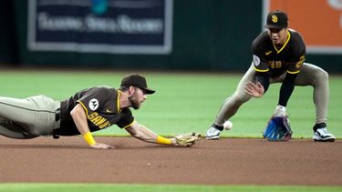 Gage Workman, izquierda, tercera base de los Padres de San Diego, no logra controlar una rola, pero el campocorto Sung-Mun Song, derecha, está atento para tomar la pelota bateada por Tyler Locklear, de los Diamondbacks de Arizona, el miércoles 5 de agosto de 2026, en Phoenix. (AP Foto/Ross D. Franklin)