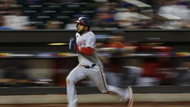 El dominicano Jeimer Candelario, de los Nacionales de Washington, anota en el juego del sábado 29 de julio de 2023, ante los Mets de Nueva York (AP Foto/Frank Franklin II)