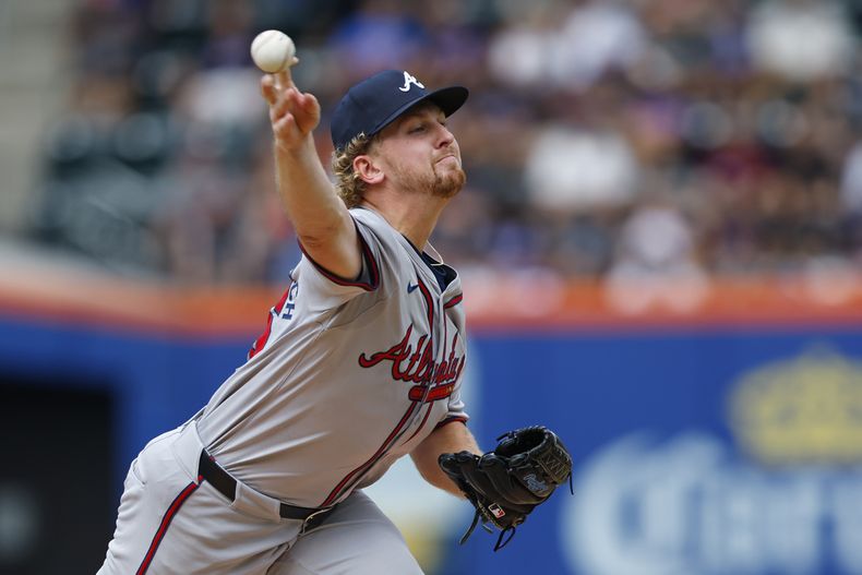 Spencer Schweellenbach, de los Bravos de Atlanta, hace un lanzamiento ante los Mets de Nueva York, el sábado 27 de julio de 2024 (AP Photo/Rich Schultz)