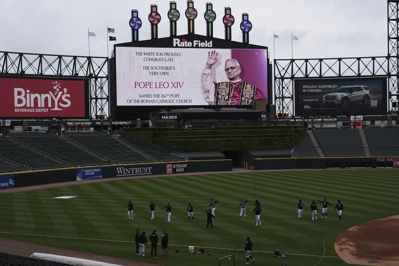 Los Medias Blancas de Chicago honran al papa León XIV en la pizarra del Rate Field antes de un partido de béisbol entre los Marineros de Seattle y los Medias Blancas, el lunes 19 de mayo de 2025, en Chicago. (AP Foto/Nam Y. Huh)