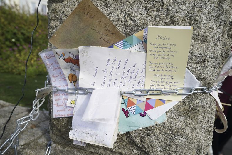 Mensajes fuera de la antigua casa de Sinead OConnor antes del funeral de la cantante en Bray, en el condado de Wicklow, Irlanda el 8 de agosto de 2023. (Niall Carson/PA vía AP)