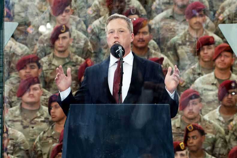 ARCHIVO - El secretario del Ejército de Estados Unidos, Dan Driscoll, habla durante la celebración America 250 el 10 de junio de 2025, en Fort Bragg, Fayetteville, Carolina del Norte. (AP Foto/Karl DeBlaker, archivo)