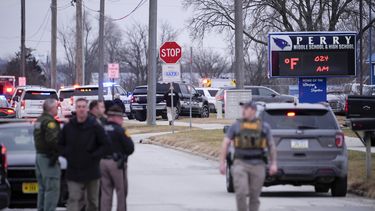 La presencia policial en la escuela donde se reportó un tiroteo en Perry, Iowa, el 4 de enero de 2024. (Foto AP/Andrew Harnik)