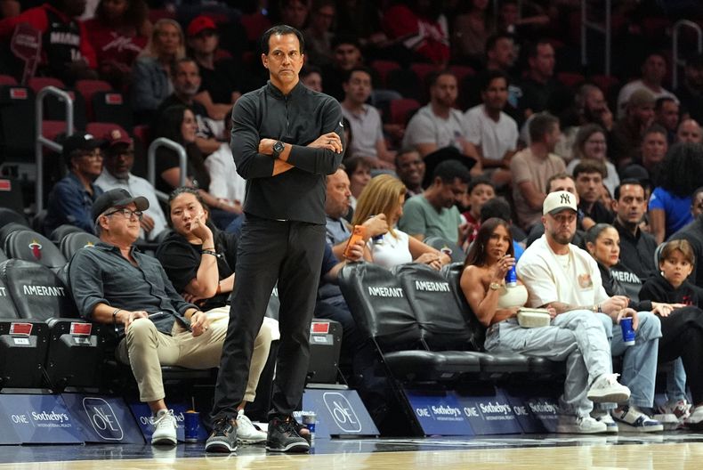 El entrenador del Heat de Miami Erik Spoelstra observa el juego de pretemporada de la NBA ante los Bucks de Milwaukee el lunes 6 de octubre del 2025. (AP Foto/Rebecca Blackwell)