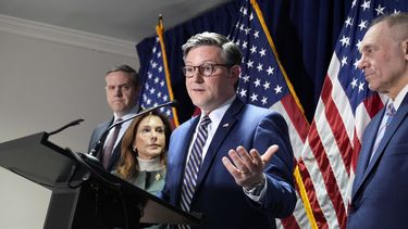 El presidente de la Cámara de Representantes Mike Johnson, acompañado por el representante Jeff Hurd (izquierda), la presidenta de la conferencia republicana, Lisa McClain, y el líder de la mayoría en la Cámara de Representantes, Steve Scalise, durante una conferencia de prensa en la sede del Comité Nacional Republicano, en Washington, el miércoles 22 de enero de 2025. (AP Foto/J. Scott Applewhite)