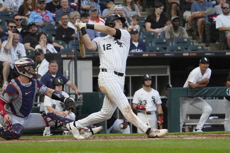 Colson Montgomery de los Medias Blancas de Chicago conecta un grand slam contra los Mellizos de Minnesota durante la segunda entrada de un juego de béisbol el sábado 23 de agosto de 2025, en Chicago. (AP Photo/David Banks)