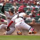 Wilmer Flores, izquierda, de los Gigantes de San Francisco, anota superando el toque del receptor de los Cardenales de San Luis, Andrew Knizner (7), durante la 10ma entrada del juego de béisbol el miércoles 14 de junio de 2023, en San Luis. Los Gigantes ganaron 8-5. (AP Foto/Jeff Roberson)