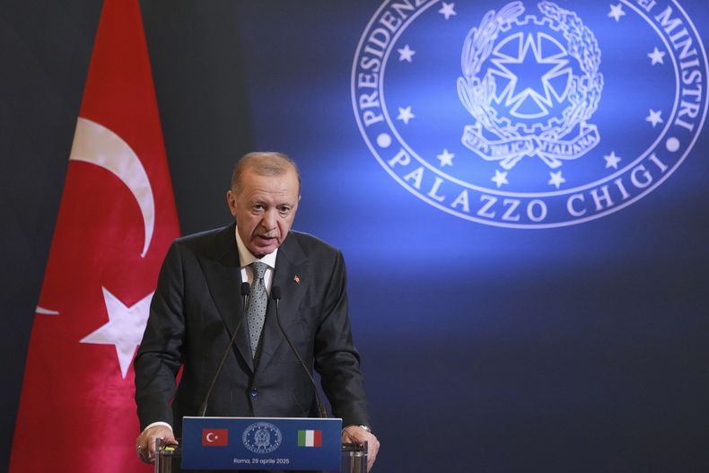 El presidente turco, Recep Tayyip Erdogan, habla durante una conferencia de prensa conjunta con la primera ministra italiana, Giorgia Meloni, en Villa Pamphilj, Roma, el martes 29 de abril de 2025. (AP Foto/Francisco Seco)
