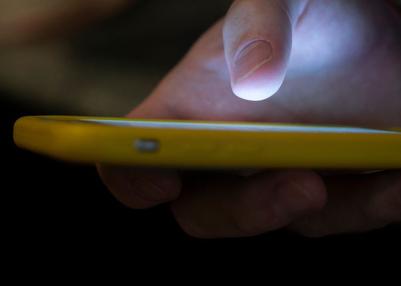 Una persona usa un teléfono celular en Nueva Orleans el 11 de agosto del 2019. (AP foto/Jenny Kane)