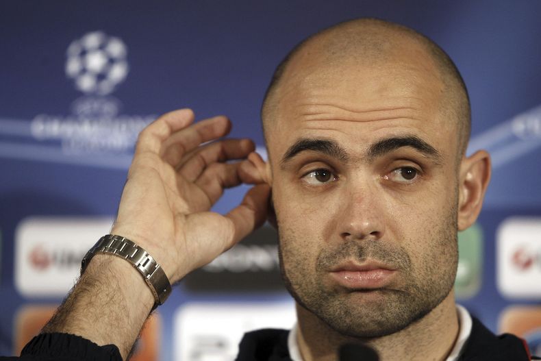 ARCHIVO - Cris, de Lyon, observa durante una conferencia de prensa en Lyon, en el centro de Francia, el lunes 21 de febrero de 2011. (AP Foto/Laurent Cipriani, archivo)